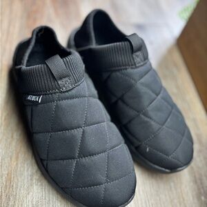 Kubua Black Quilted Women's Slippers